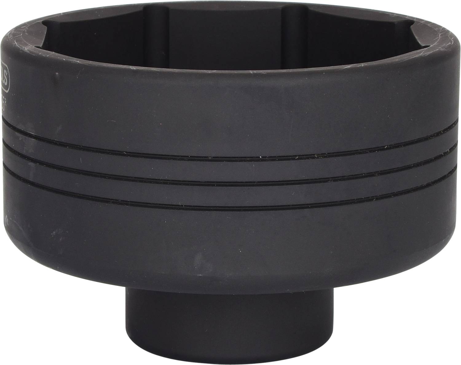 Ein schwarzer, zylinderförmiger Adapter mit gerillter Oberfläche.
