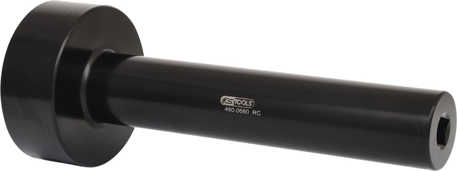 Schwarzer zylindrischer Adapter mit quadratischer Öffnung, wahrscheinlich ein Spezialwerkzeug. Markiert mit 'KS TOOLS 460.0880 RC'.