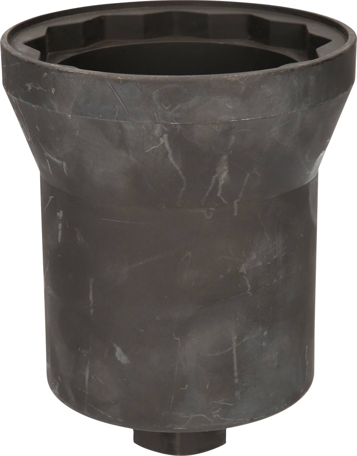 Ein dunkles Kunststoffteil, zylindrisch mit einem breiten Trichter oben. Es scheint ein industrielles oder technisches Bauteil zu sein.