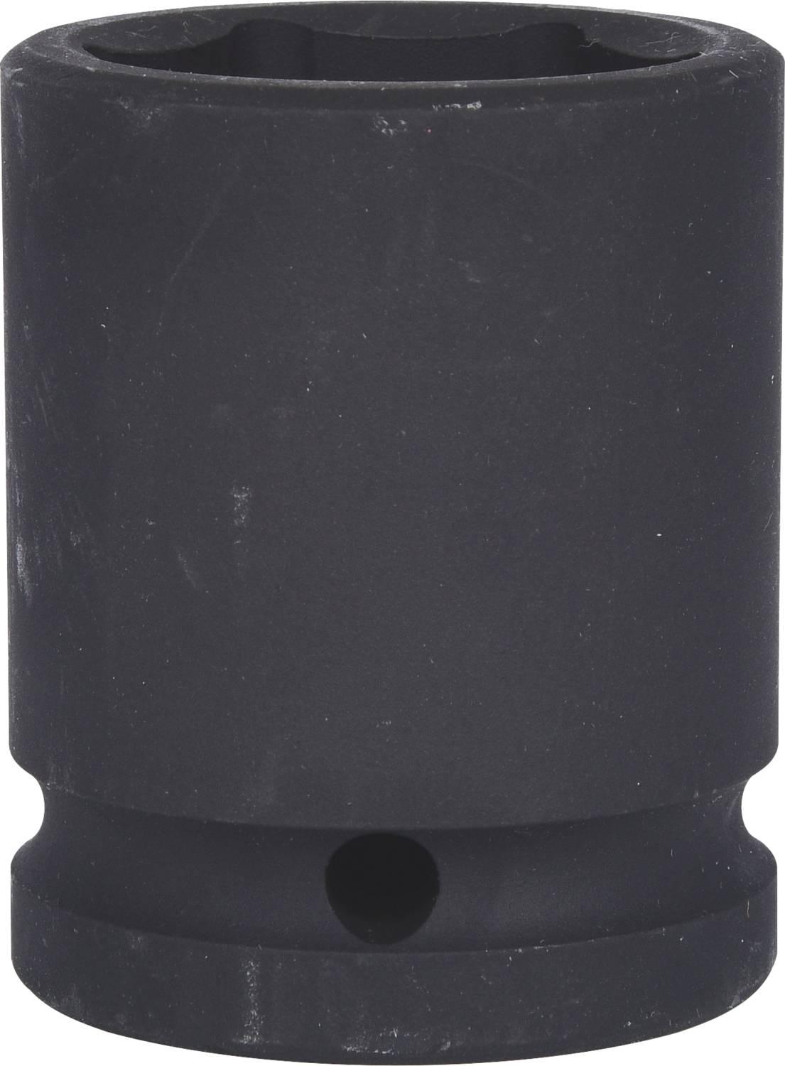 Eine schwarze, zylindrische Buchse, vermutlich ein Werkzeugaufsatz, liegt auf weißem Hintergrund. Sie hat ein Loch zur Montage.