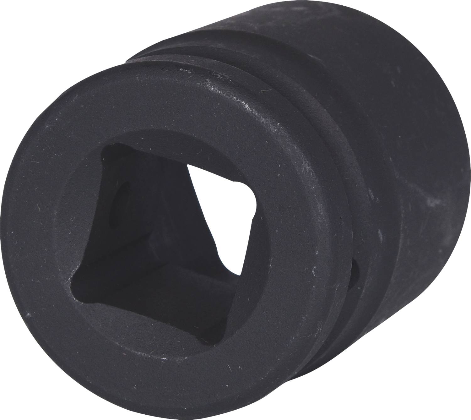 Schwarze, zylindrische Metallhülse mit sechseckiger Öffnung und glatter Oberfläche. Werkzeugaufsatz zum Anziehen oder Lösen von Schrauben.