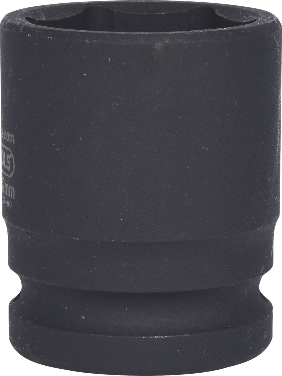 Eine schwarze Steckschlüssel-Nuss, zylindrisch geformt, mit einer Öffnung zum Anziehen von Schraubenmuttern in verschiedenen Größen.