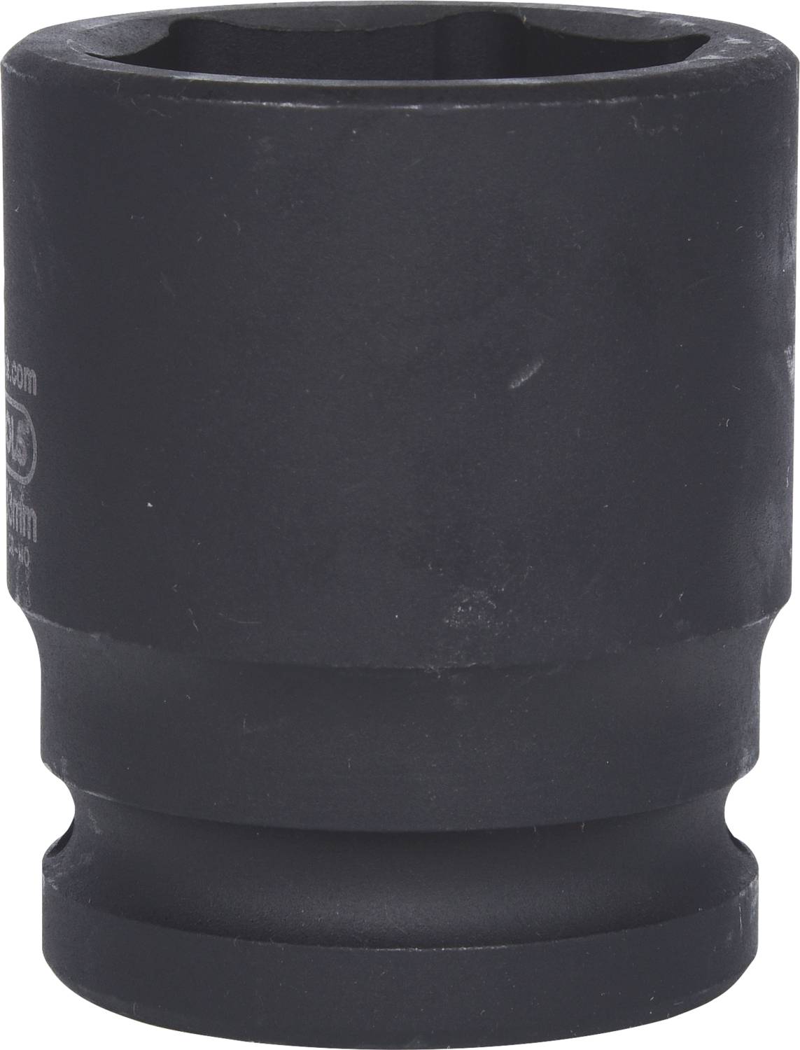 Ein schwarzer Steckschlüsseleinsatz aus Metall, zylindrische Form, geeignet für den Einsatz mit Schlagschraubern oder Ratschen.