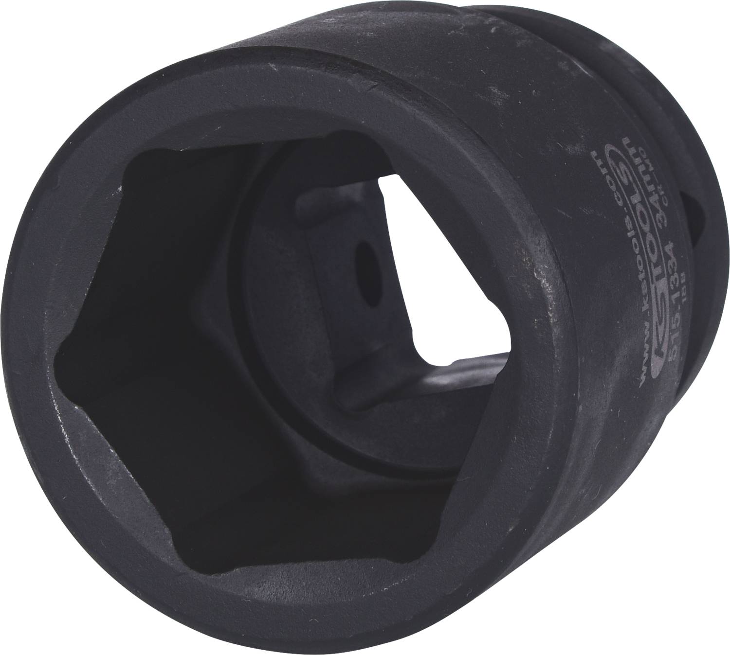 Eine große, schwarze Stecknuss, wahrscheinlich für industrielle oder mechanische Anwendungen, aus robustem Metall gefertigt.