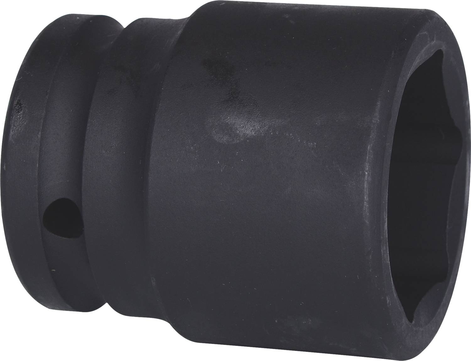 Ein großer, schwarzer Steckschlüsselaufsatz mit sechskantiger Öffnung und Loch an der Seite, auf weißem Hintergrund.