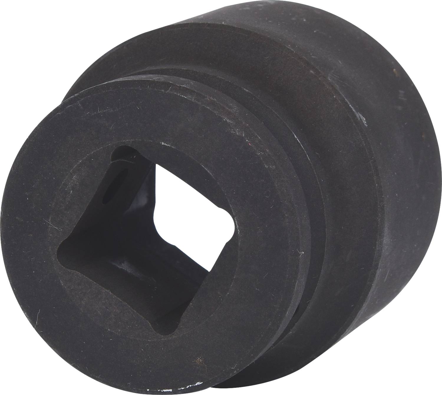 Schwarze Metallbuchse mit quadratischer Öffnung, möglicherweise ein Adapter oder Teil von Werkzeugmaschinen.