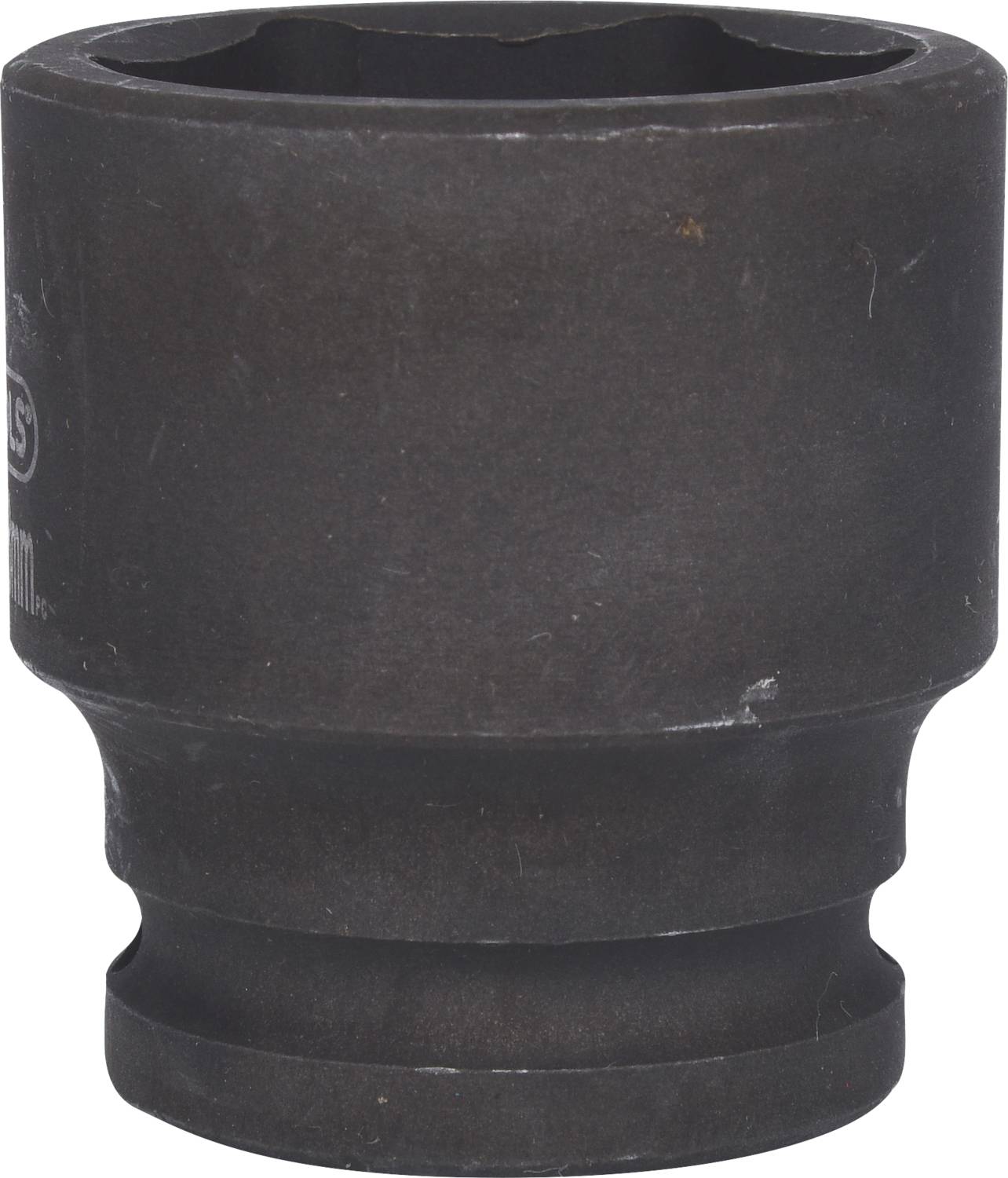 Eine schwarze Stecknuss aus Metall. Sie ist zylindrisch mit einer geraden Kante oben und einem Rillenmuster an der Unterseite.