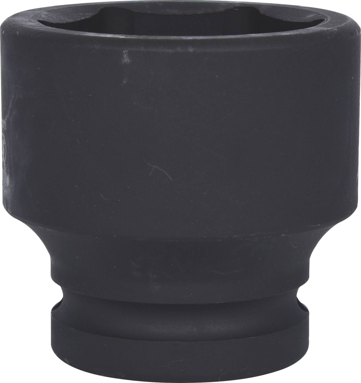Schwarze Stecknuss aus Metall, zylindrische Form mit breiterer Oberseite und schmalerer Unterseite. Geeignet für den Einsatz mit einem Steckschlüssel.