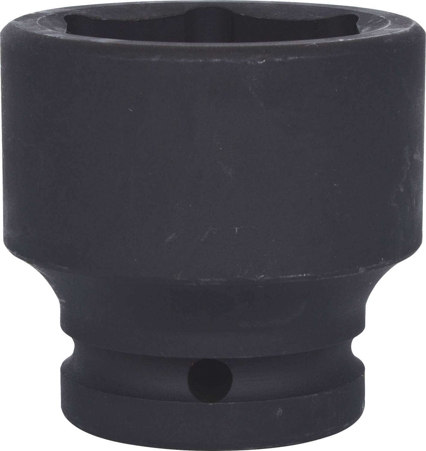 Ein schwarzer, zylinderförmiger Steckschlüsseleinsatz mit sechseckiger Öffnung, geeignet für Schraubarbeiten mit hohem Drehmoment.