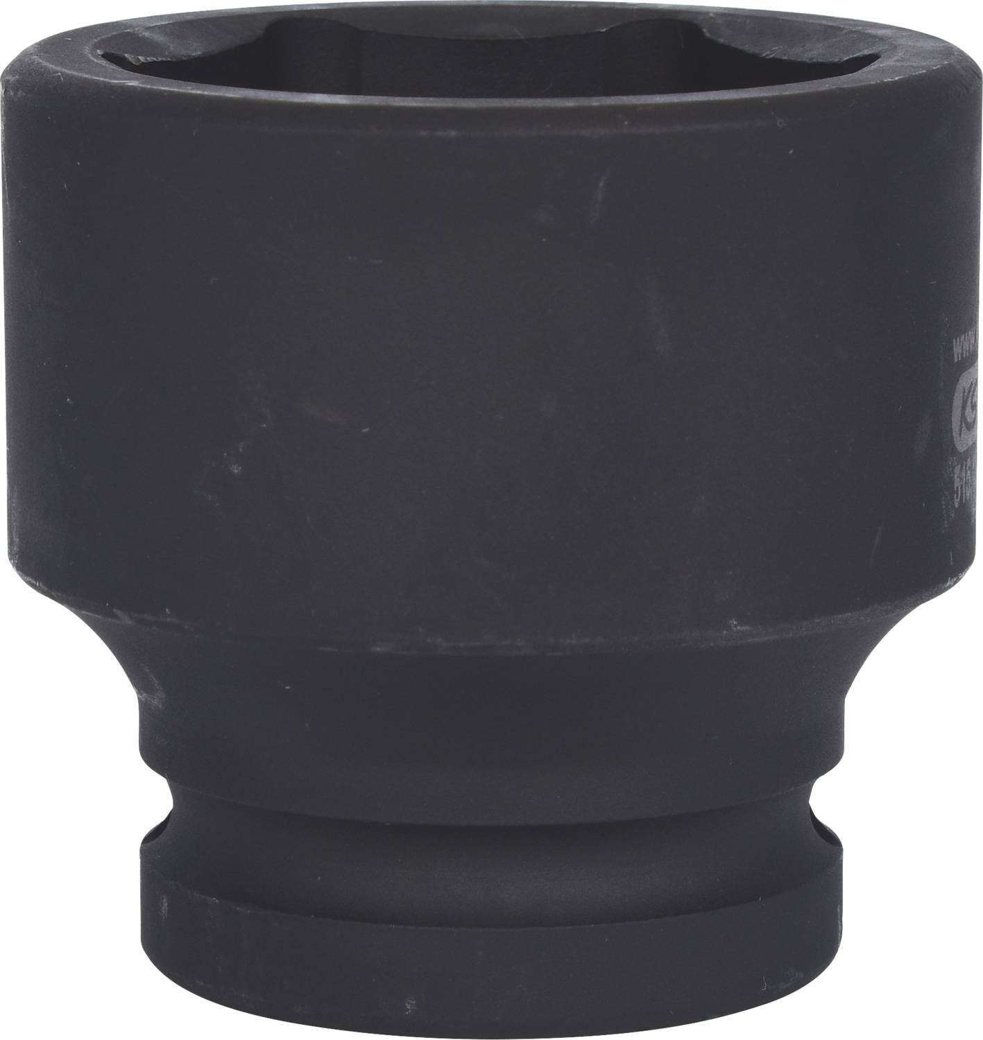 Eine schwarze Stecknuss.