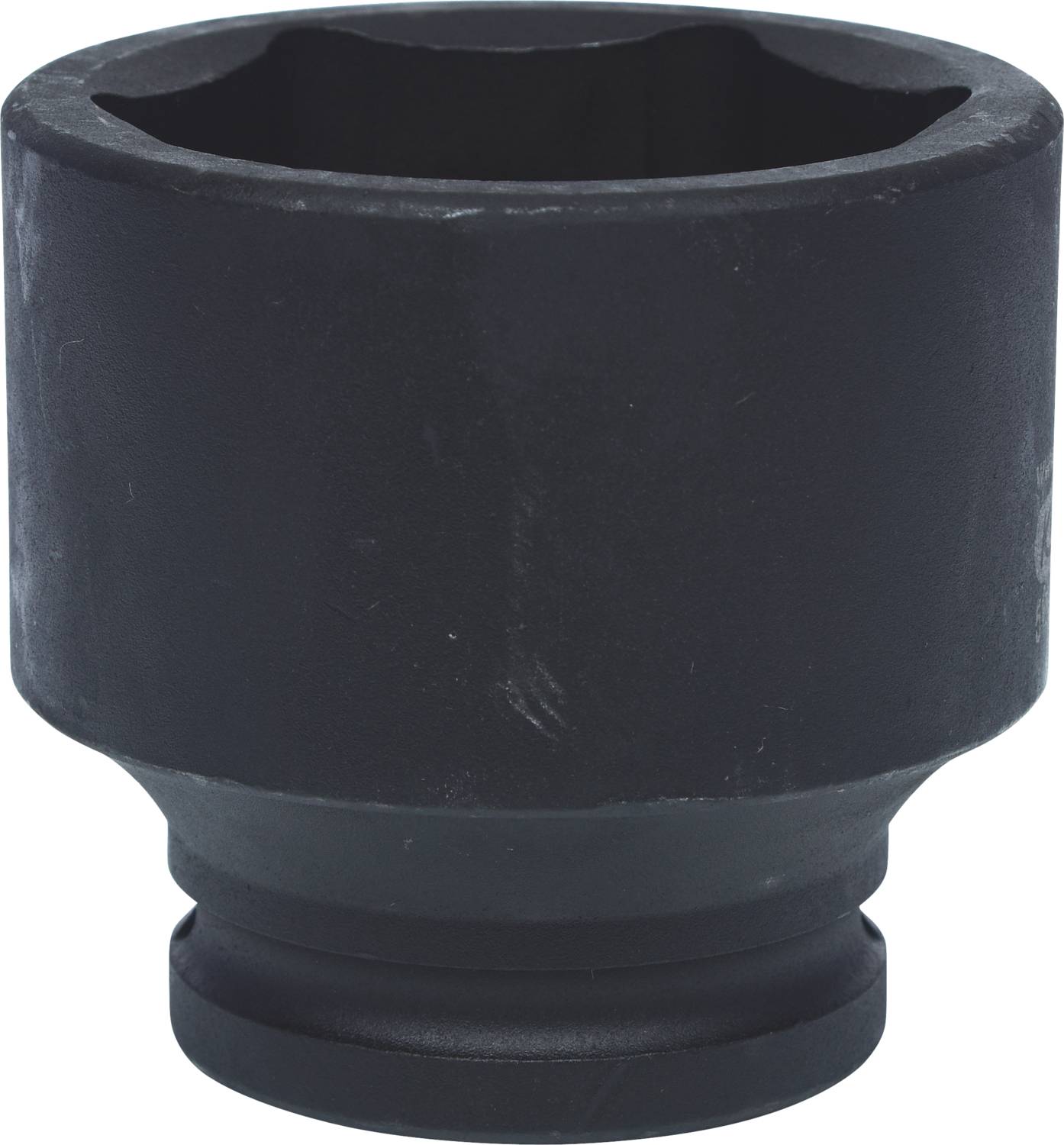 Ein großer Steckschlüsselaufsatz aus schwarzem Metall, zylindrische Form, verwendet zur Befestigung oder Lösung von Schrauben und Muttern.