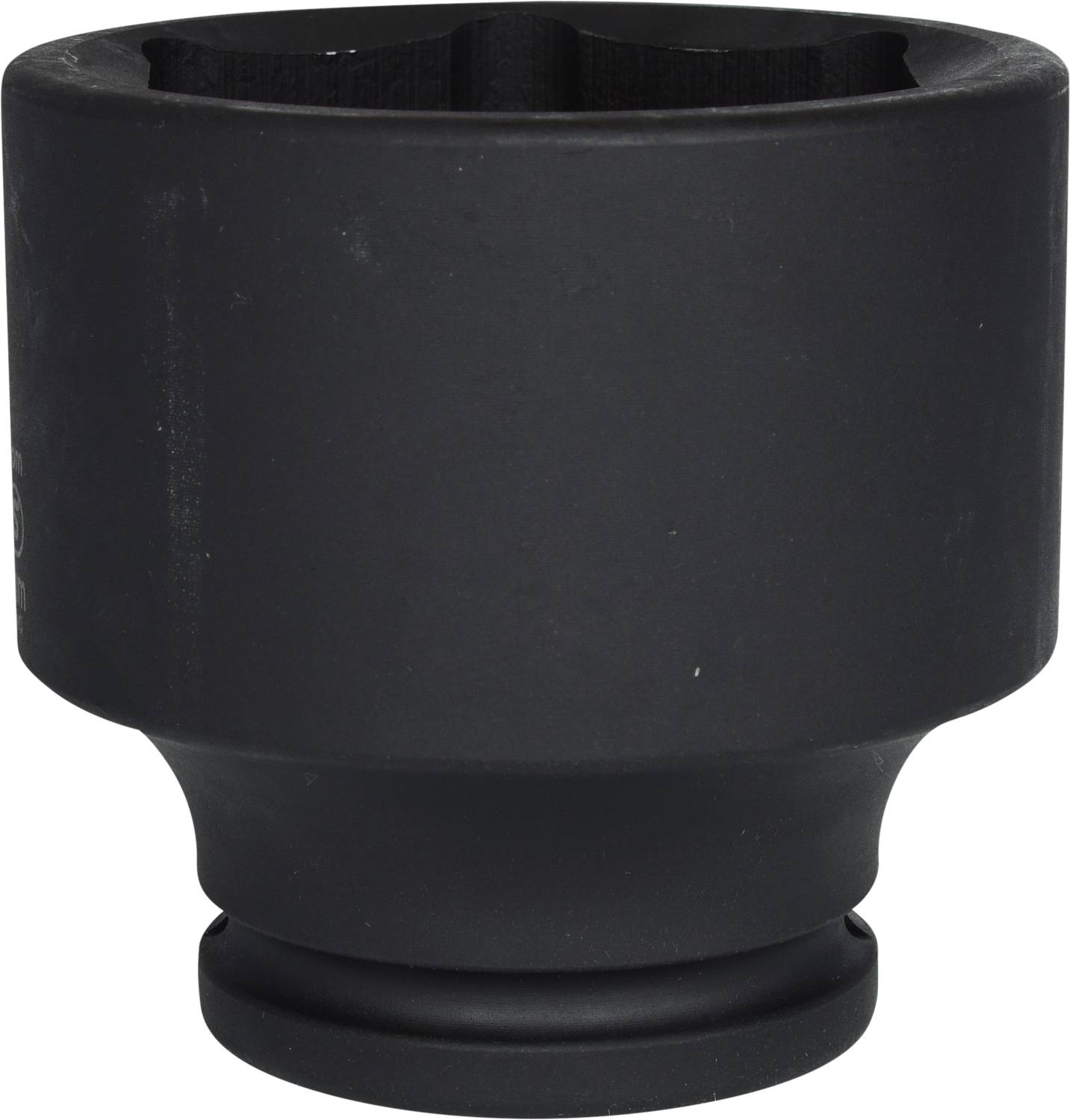 Ein schwarzer Metallaufsatz mit zylindrischer Form und breiter Öffnung. Möglicherweise Teil eines Werkzeugs oder einer Maschine.