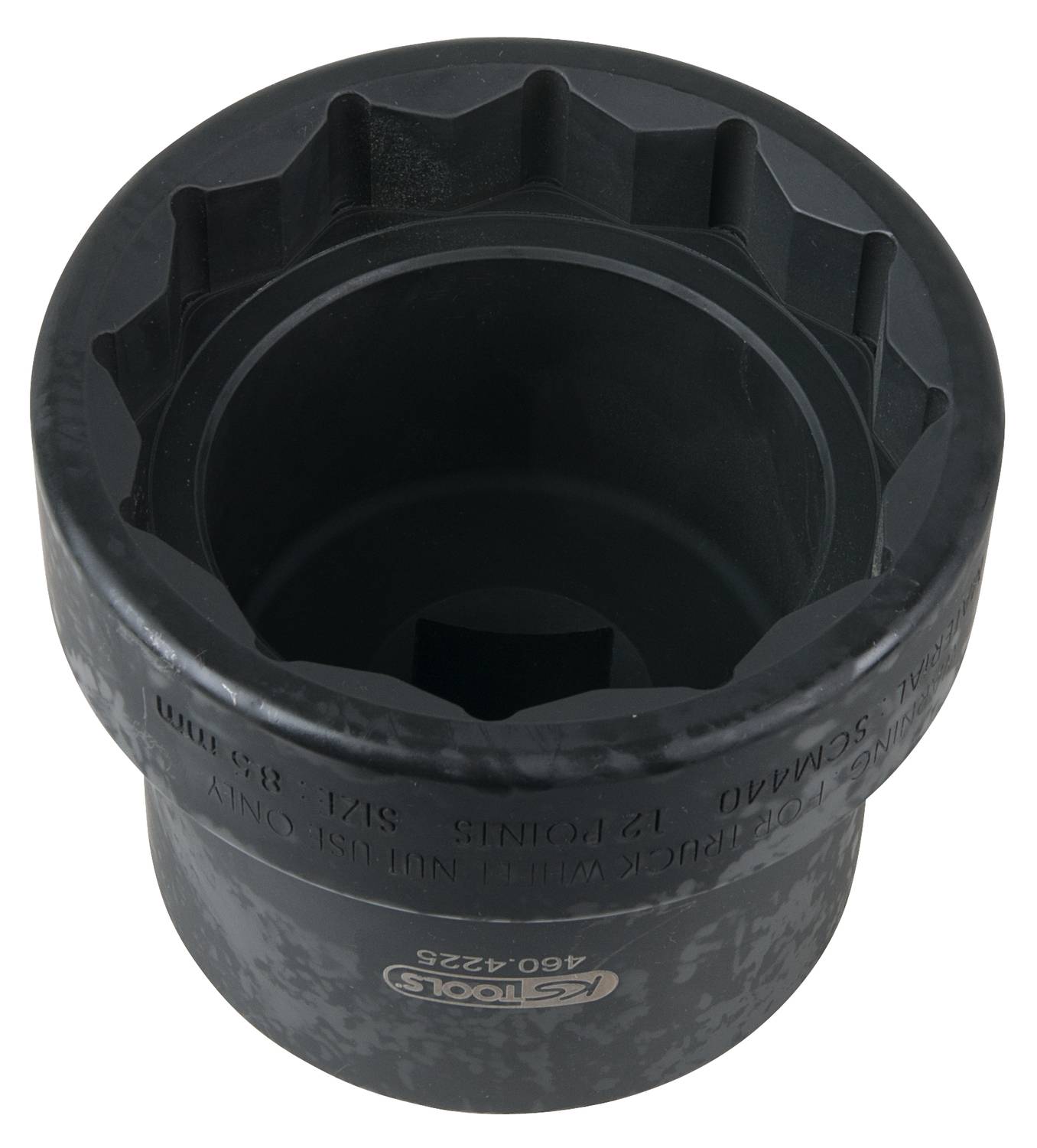 Eine große Stecknuss mit beschrifteten Markierungen und einer robusten Oberfläche, geeignet für schwere Industrieanwendungen.