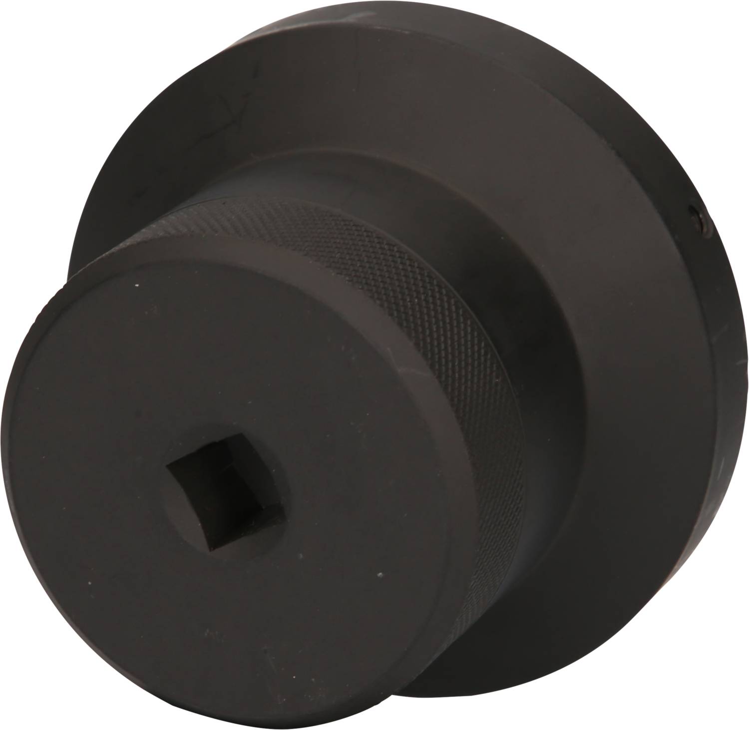 Schwarzes, zylindrisches Werkzeugaufsatzteil mit quadratischer Vertiefung in der Mitte zur Befestigung an einem anderen Gerät.