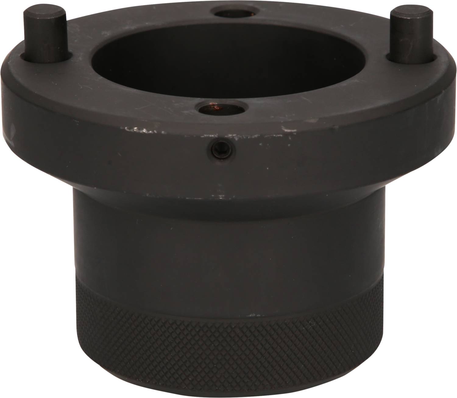 Ein schwarzer Metallzylinder mit breitem Rand und zwei hervorstehenden Stiften oben. Zweck nicht erkennbar.