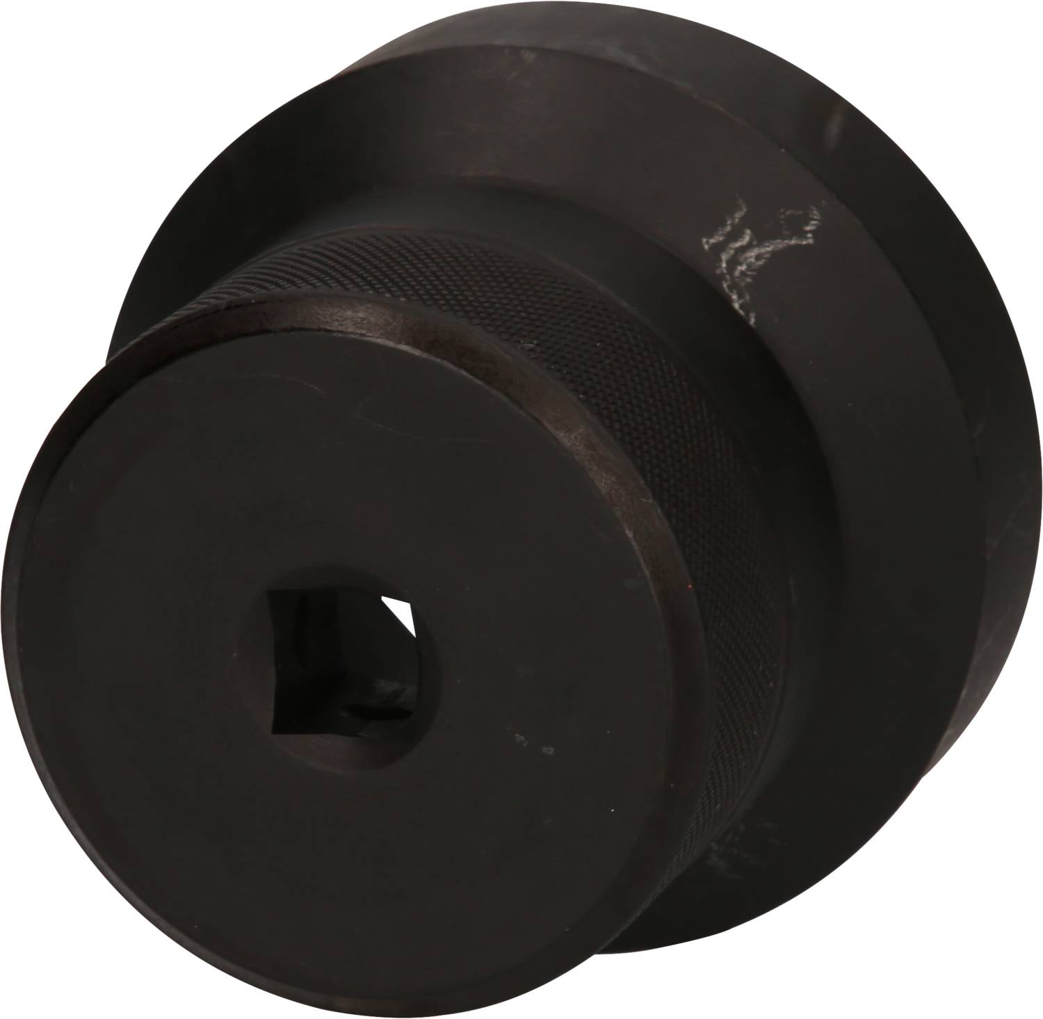 Ein schwarzes, zylindrisches Metallwerkzeug mit geriffeltem Griff und quadratischer Öffnung in der Mitte, vermutlich ein Steckschlüsseladapter.