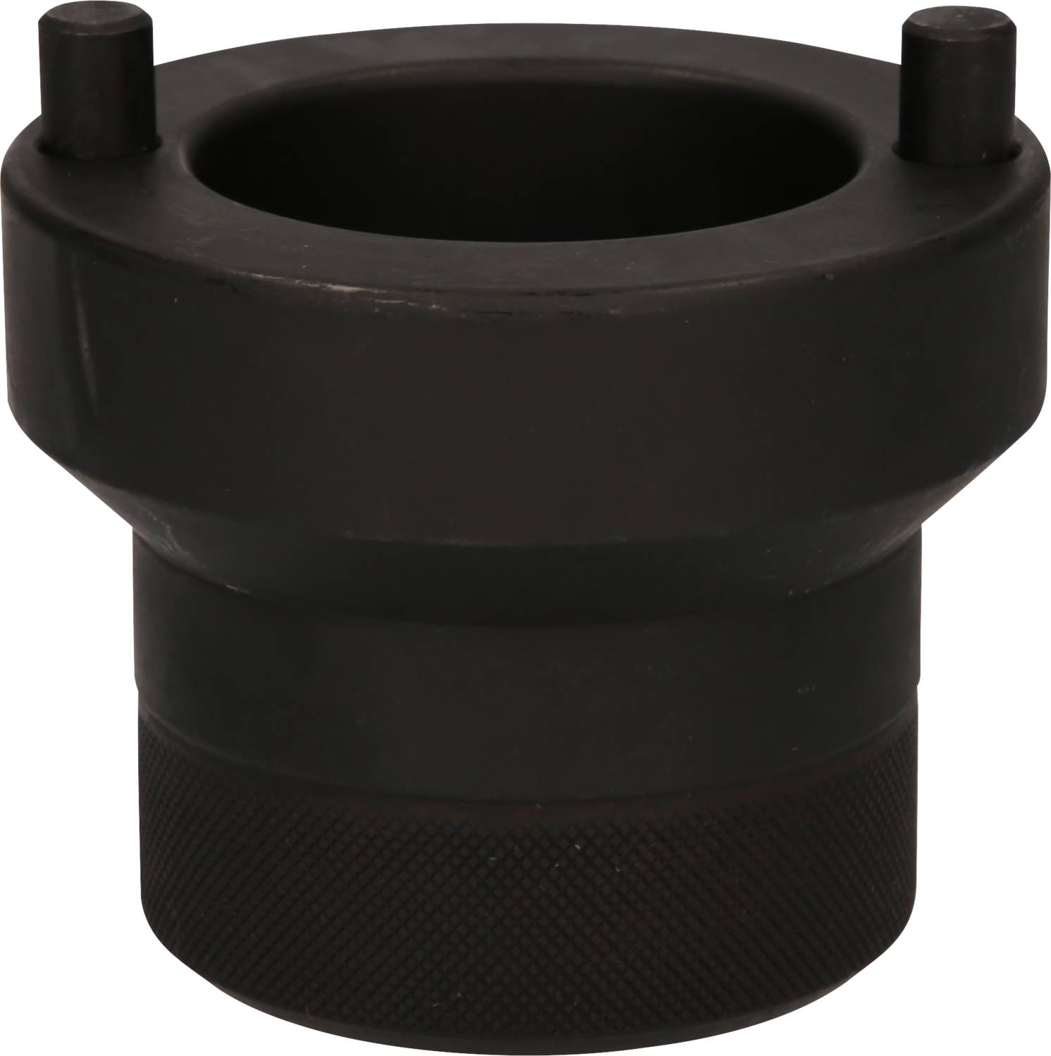 Ein schwarzer Metalladapter mit zwei hervorstehenden Stiften oben, möglicherweise ein Werkzeugteil oder eine Komponente für Maschinen.