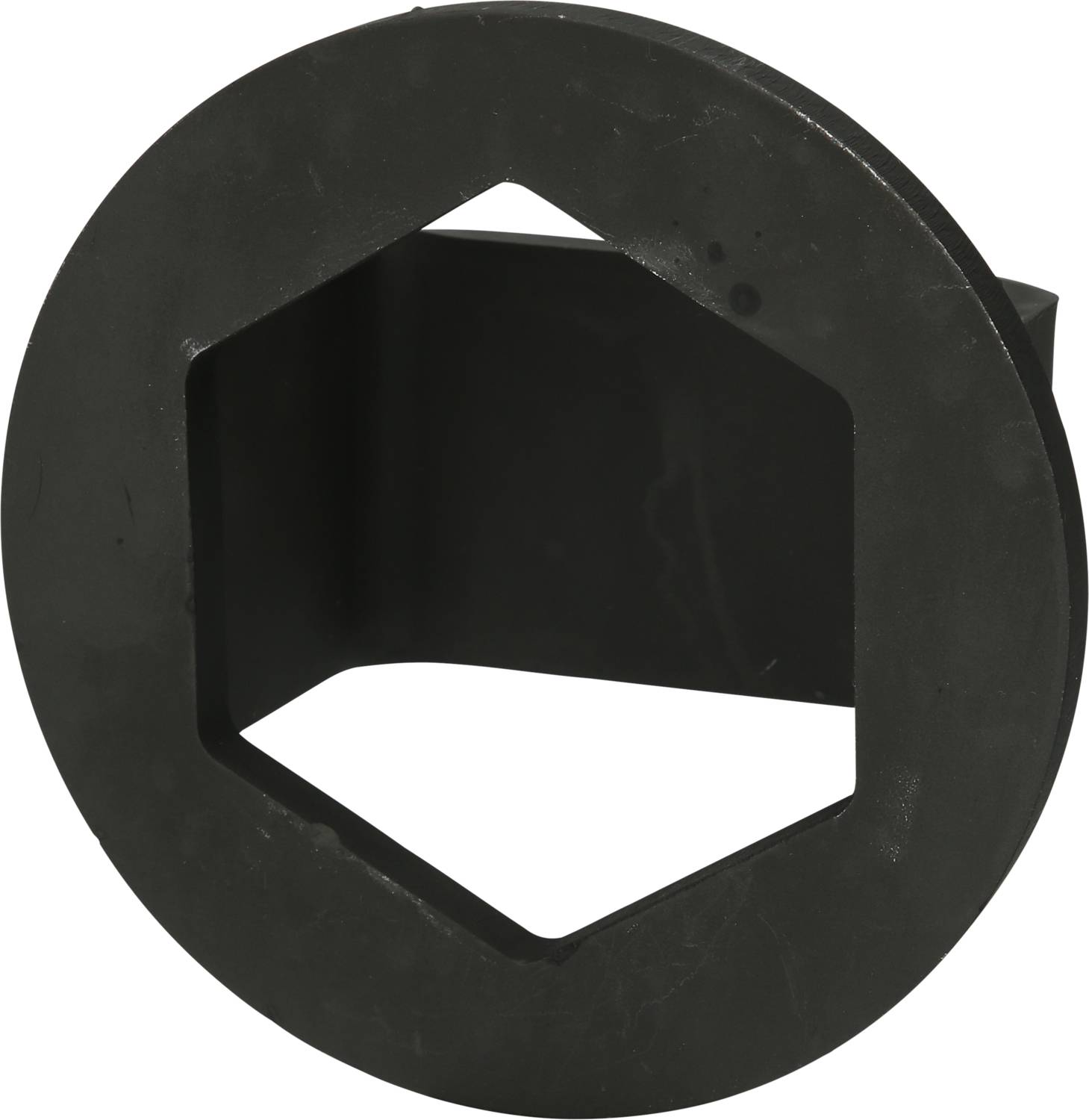 Ein schwarzes, sechseckiges Metallteil, vermutlich ein Befestigungselement oder Adapter, liegt auf einem neutralen Hintergrund.