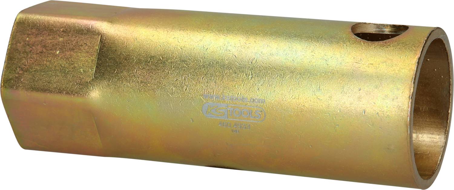 Ein goldfarbenes Werkzeug, vermutlich ein Zündkerzenschlüssel, mit sechseckiger Öffnung und seitlichem Loch zur besseren Hebelwirkung.