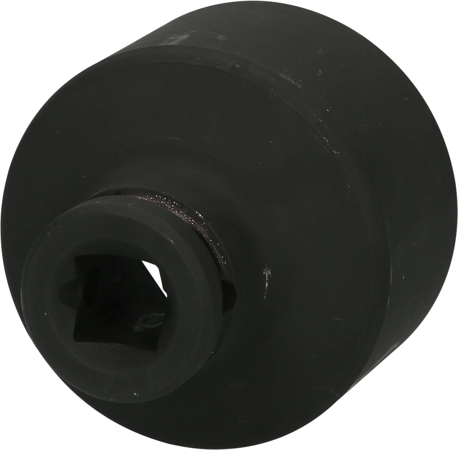 Ein schwarzer zylindrischer Adapter-Aufsatz mit viereckiger Aussparung in der Mitte, möglicherweise für mechanische Zwecke.