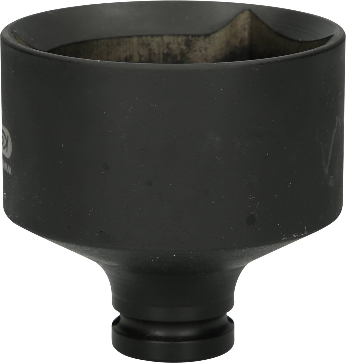 Ein schwarzes, zylindrisches Metallwerkzeug mit breiter Öffnung oben und schmalerem, rundem Sockel. Möglicherweise ein mechanischer Adapter.