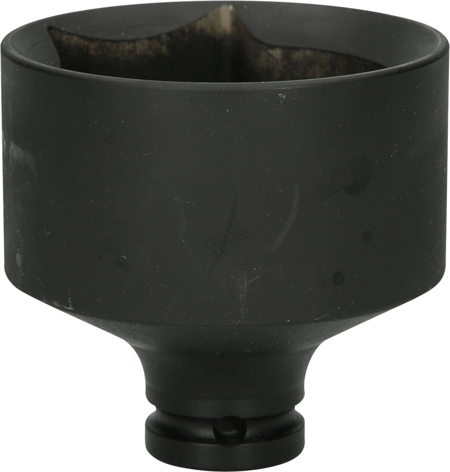 Ein schwarzer, zylindrischer Metallaufsatz mit breiter Öffnung und schmalem Ende, vermutlich ein Werkzeug- oder Maschinenaufsetzer.