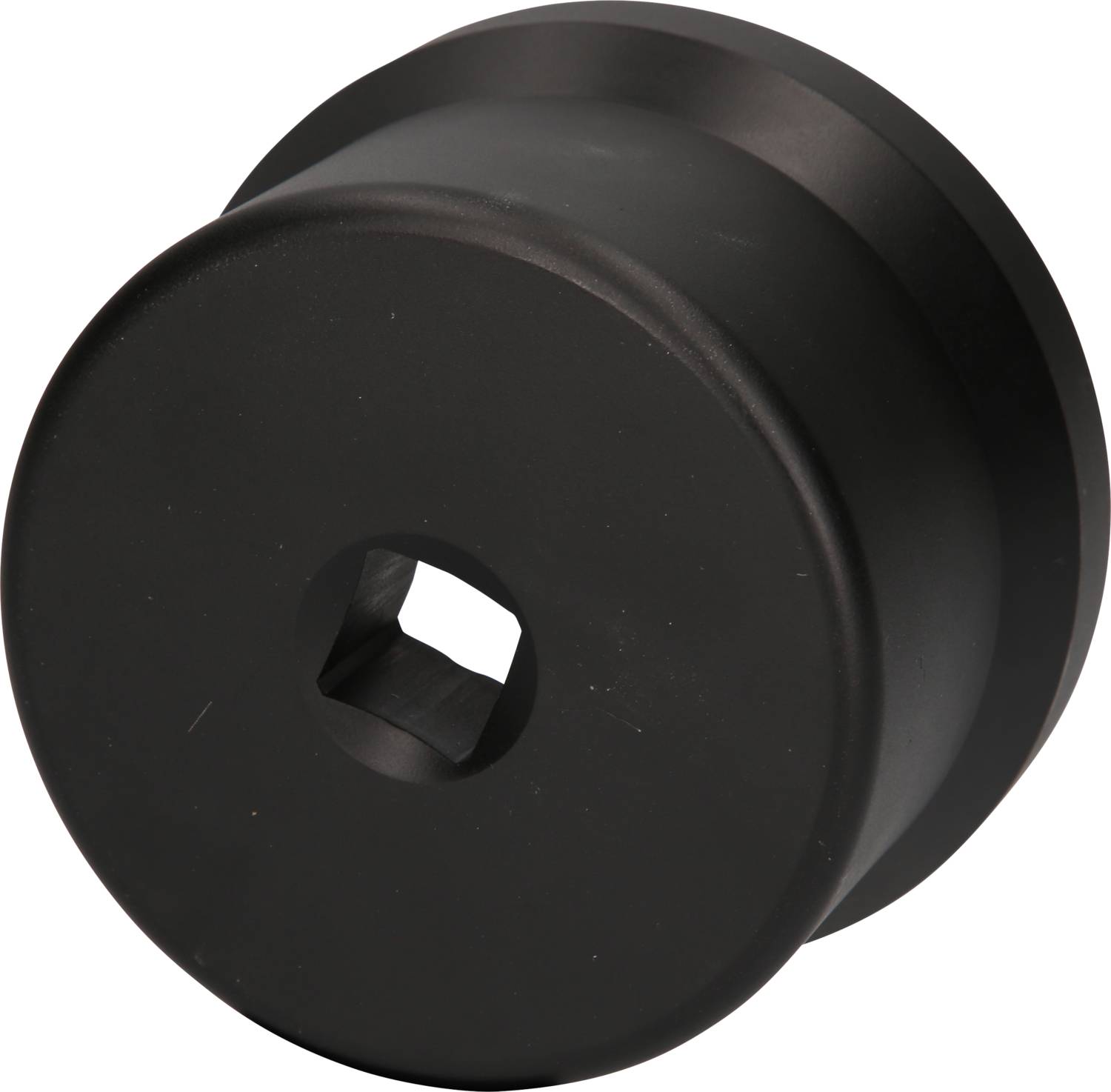 Ein schwarzes, rundes Metallteil mit einer quadratischen Öffnung in der Mitte.