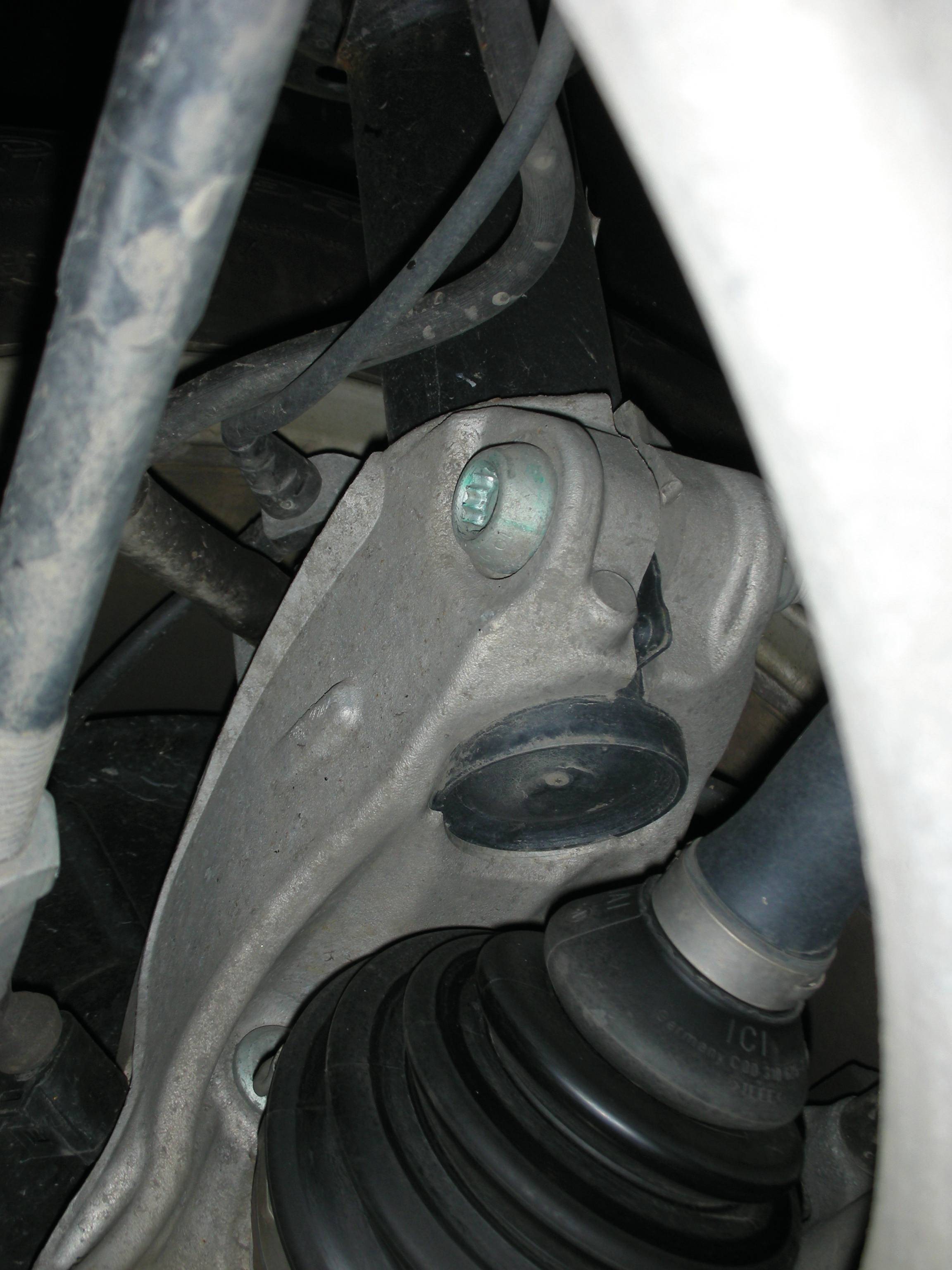 Nahaufnahme eines Fahrwerks eines Fahrzeugs, zeigt ein Gelenk und einen Stoßdämpfer, um die Aufhängungsmechanik zu veranschaulichen.