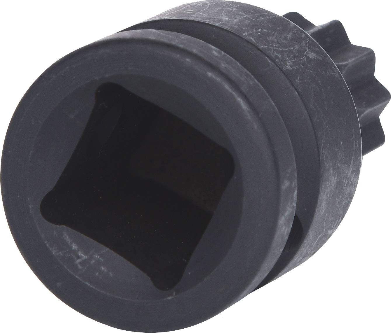 Ein schwarzes, zylindrisches Metallteil mit gezahntem Rand und quadratischer Öffnung in der Mitte, wahrscheinlich ein Adapter oder Aufsatz.