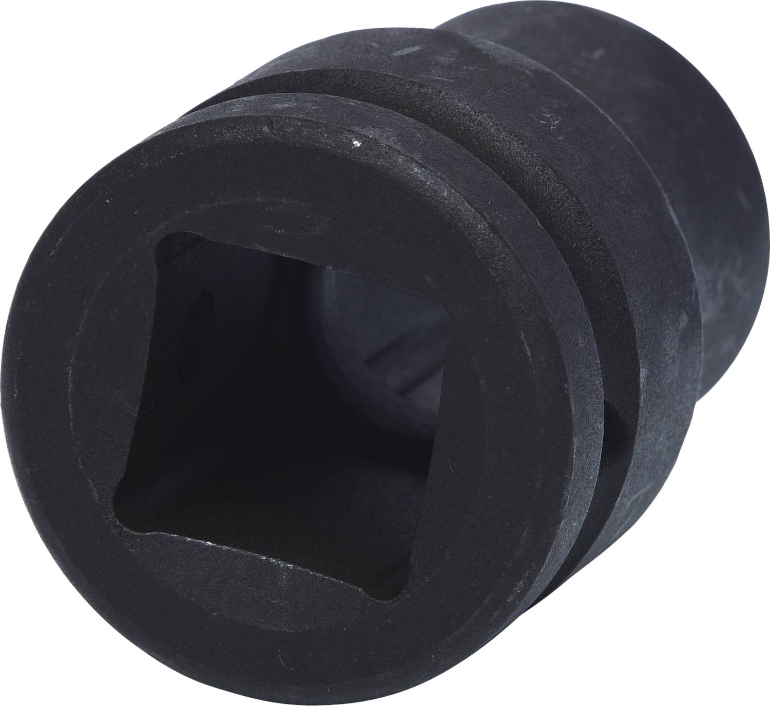 Schwarzes, zylindrisches Maschinenteil mit quadratischer Öffnung auf einer Seite, möglicherweise ein Adapter oder Einsatz.