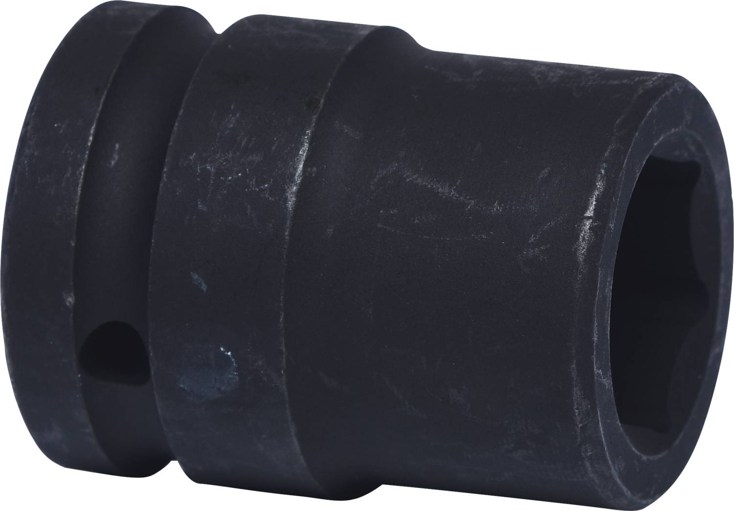 Schwarze, zylindrische Metallmuffe mit glatter Oberfläche und seitlicher Öffnung, typisch für industrielle Rohrverbindungen.