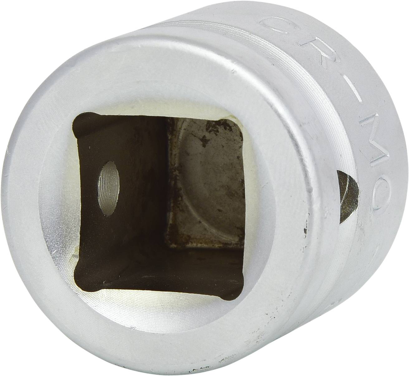 Silberne Stecknuss mit quadratischer Öffnung und Aufschrift 'CR-MO'. Verwendet zur Befestigung auf einem Steckschlüssel oder Ratsche.