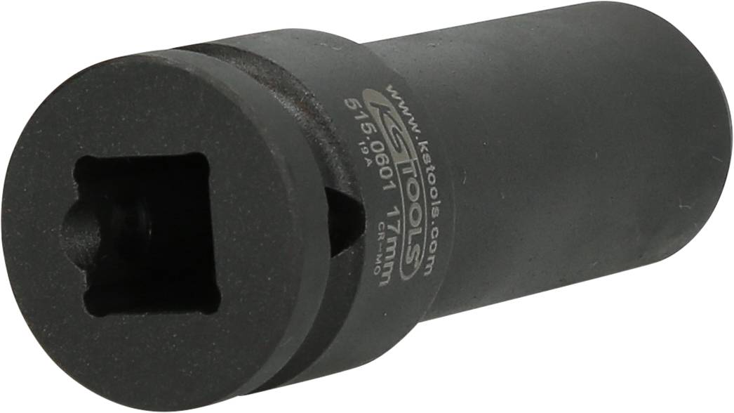 Ein schwarzer Steckschlüssel, rund mit quadratischer Öffnung. Auf der Seite befinden sich eingeprägte Markierungen oder Text.