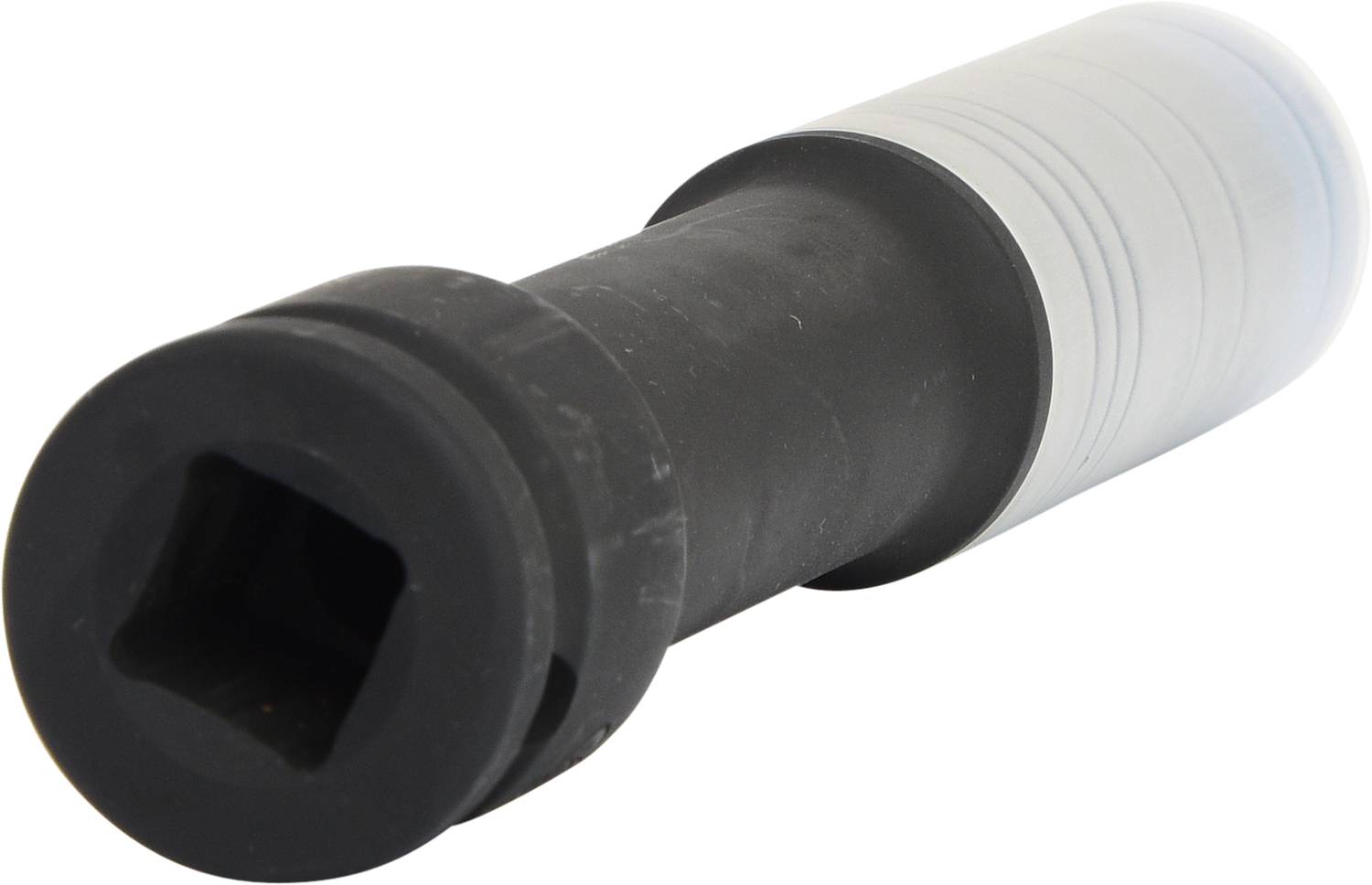 Ein schwarzer Steckschlüsselaufsatz mit quadratischer Öffnung und silbernem Griff liegt schräg auf einer weißen Oberfläche.