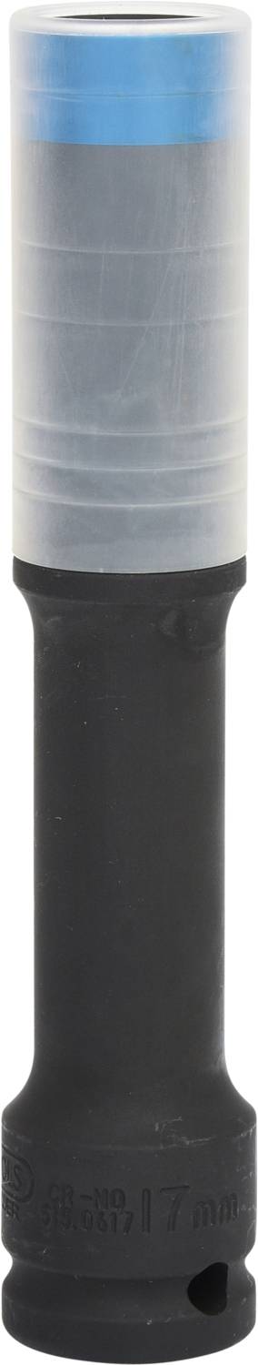 Eine lange, schwarze, zylindrische Werkzeughülse mit blau-grauem, geriffeltem oberen Ende. Wahrscheinlich eine Steckschlüsselverlängerung.