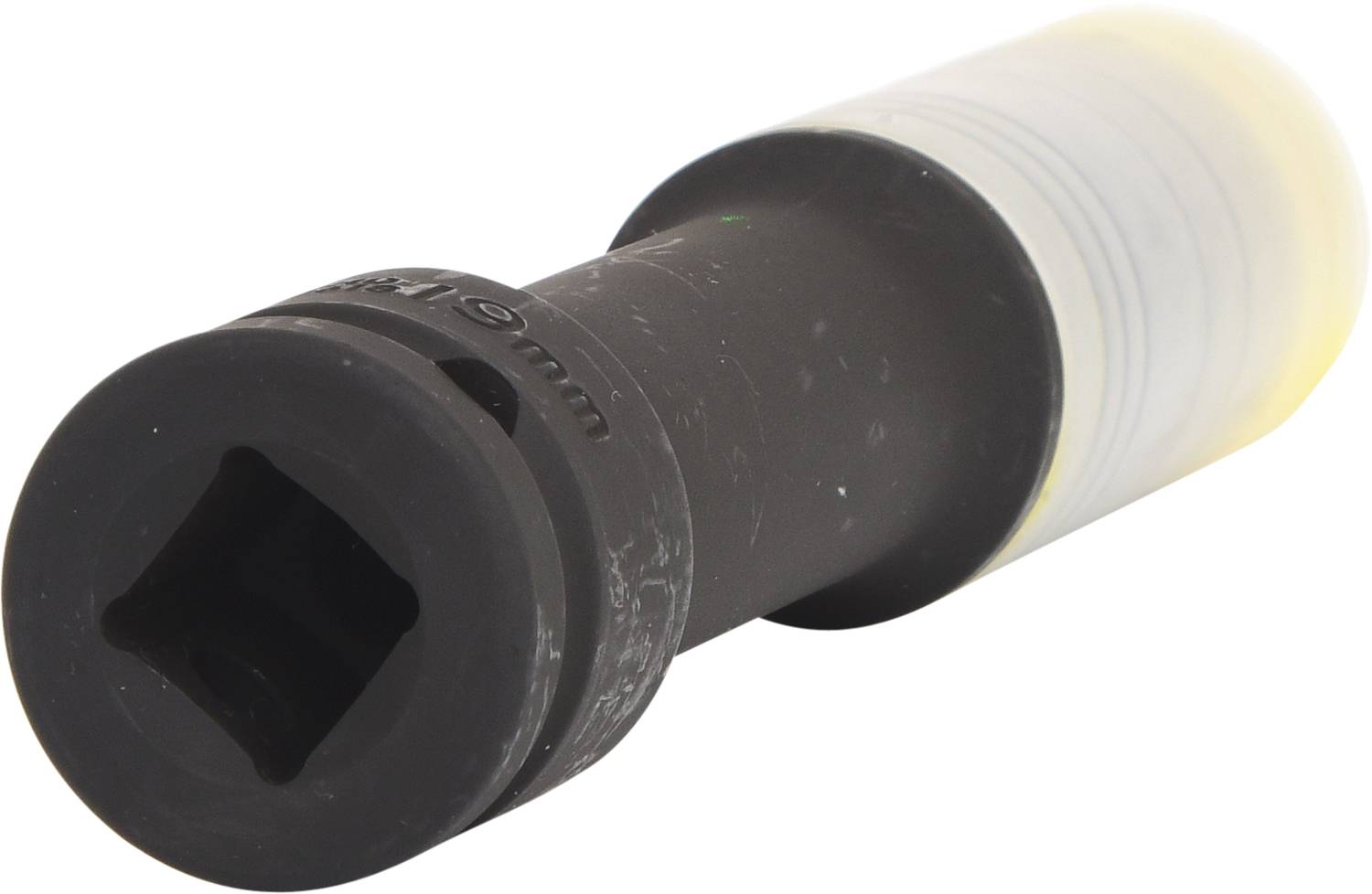 Ein langer, zylindrischer Adapter mit schwarzem Kopf und transparentem Körper, möglicherweise für technische oder mechanische Anwendungen.