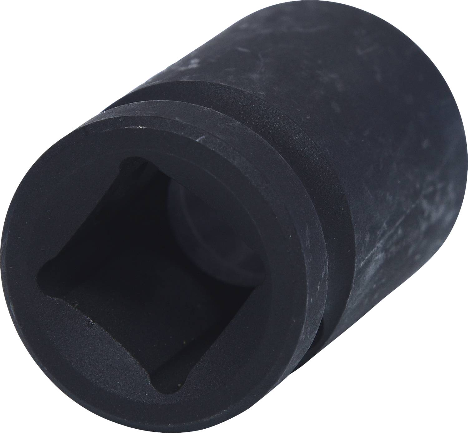 Schwarzer Steckschlüsselaufsatz mit quadratischer Öffnung, leicht abgenutzt.