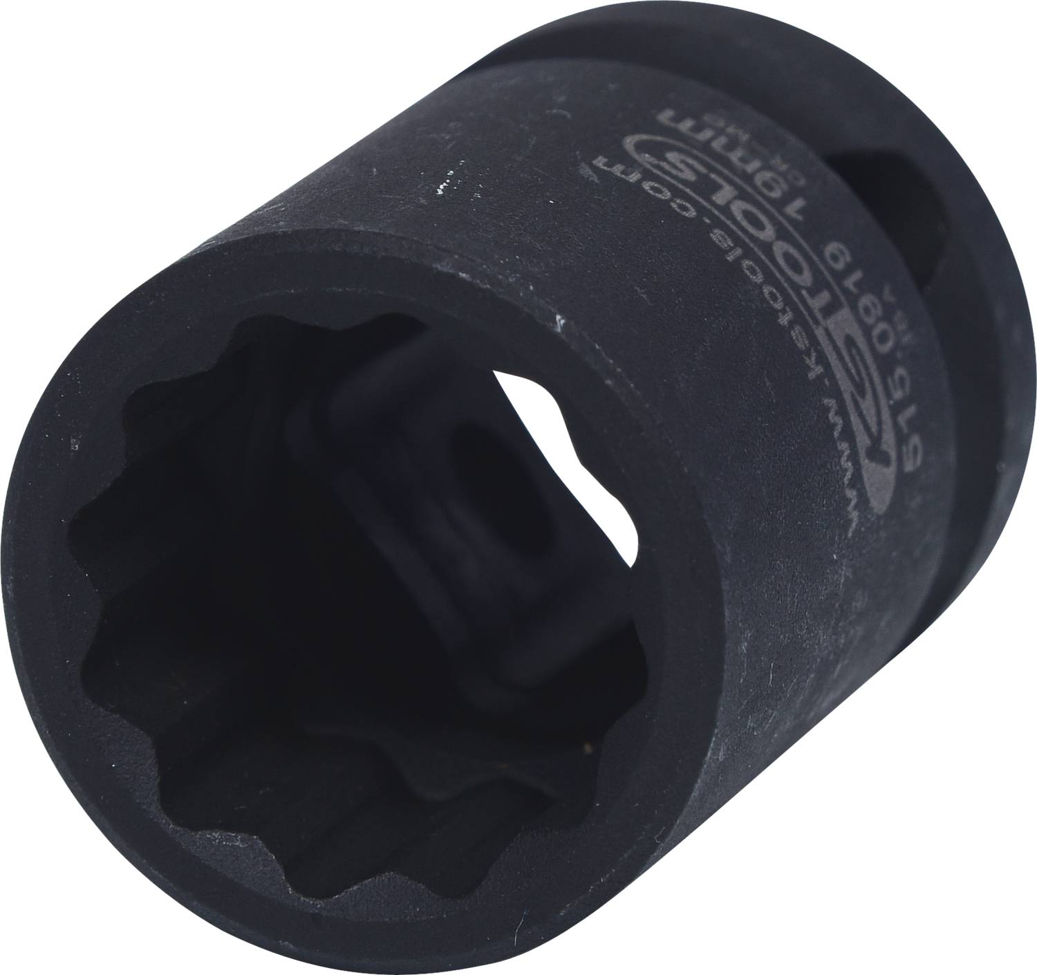 Schwarze Vielzahn-Nuss mit Herstelleraufdruck auf der Seite, verwendet zum Lösen oder Anziehen von Muttern und Schrauben.