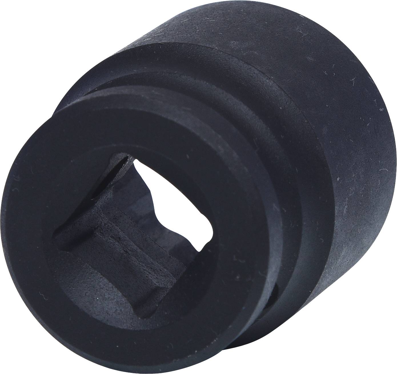 Ein schwarzer Metalladapter mit zylindrischer Form und einem quadratischen Loch in der Mitte.