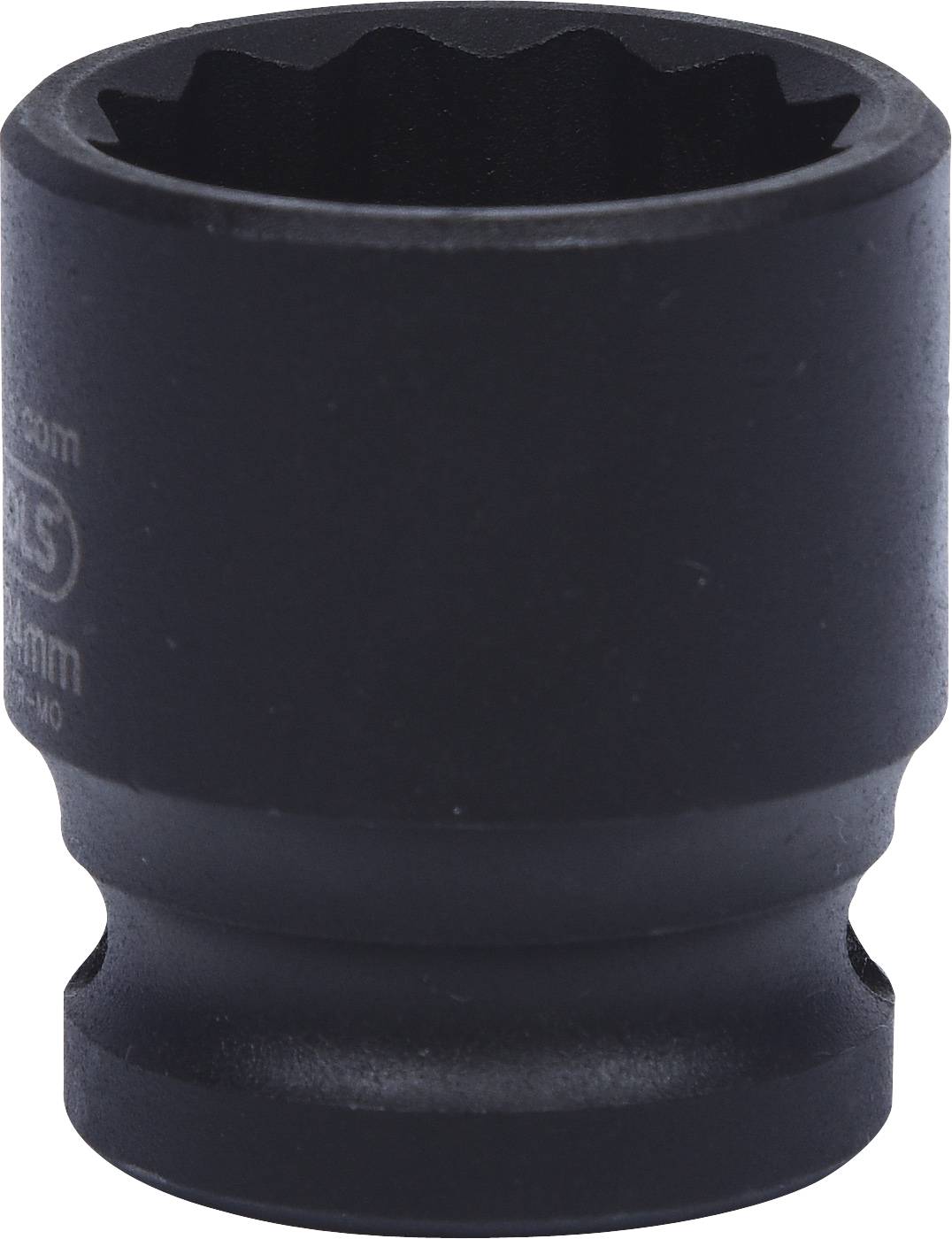 Eine schwarze Steckschlüssel-Nuss aus Metall, zylindrisch mit sechskantiger Innenseite, vor weißem Hintergrund abgebildet.