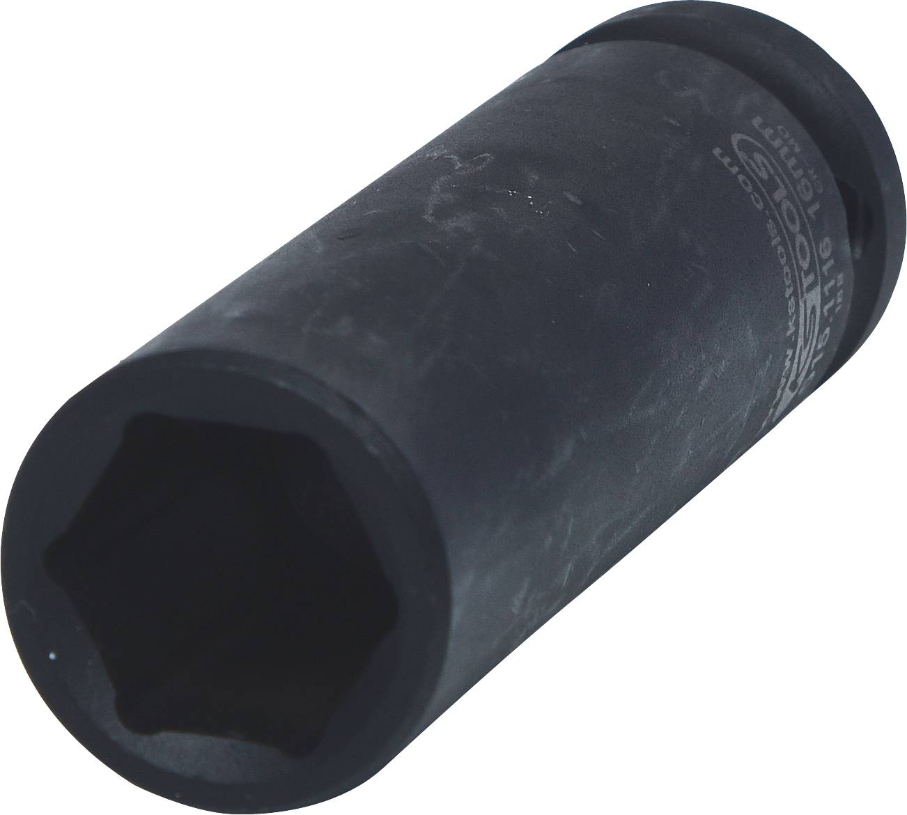 Ein schwarzer Steckschlüsselaufsatz aus Metall, zylindrisch mit sechseckiger Öffnung, zum Anziehen oder Lösen von Schraubenmuttern.