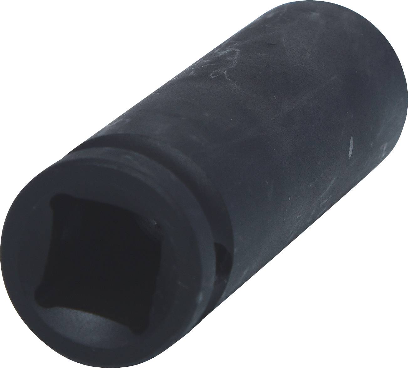 Ein schwarzer Steckschlüssel, zylindrisch, aus Metall, mit quadratischer Öffnung, auf einem weißen Hintergrund dargestellt.