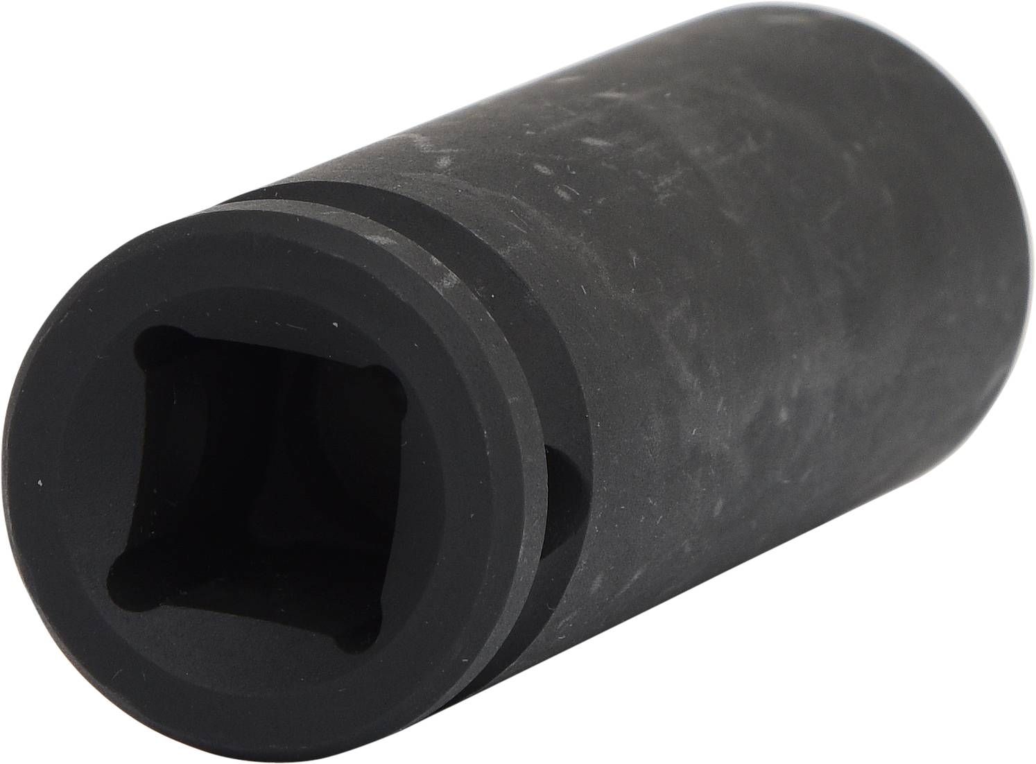 Ein schwarzes, zylindrisches Werkzeug mit quadratischer Öffnung an einem Ende, vermutlich ein Steckschlüsselaufsatz.