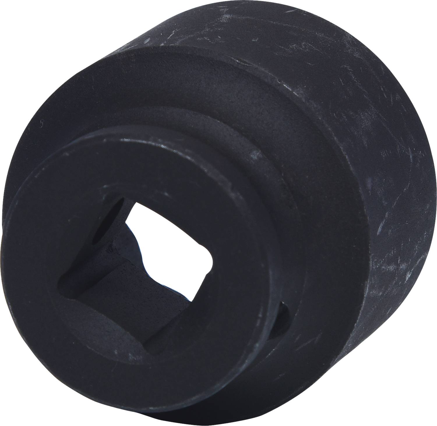 Ein schwarzer Steckschlüsselaufsatz mit einem quadratischen Innenprofil, geeignet für Ratschen oder andere Werkzeuge.