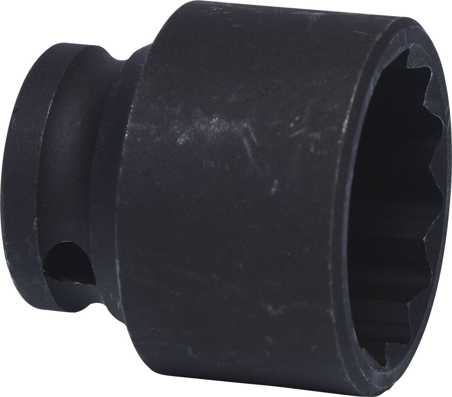 Schwarze, zylindrische Stecknuss mit einer Öffnung an einem Ende zur Befestigung an einem Drehwerkzeug, dient zum Lösen von Schrauben.