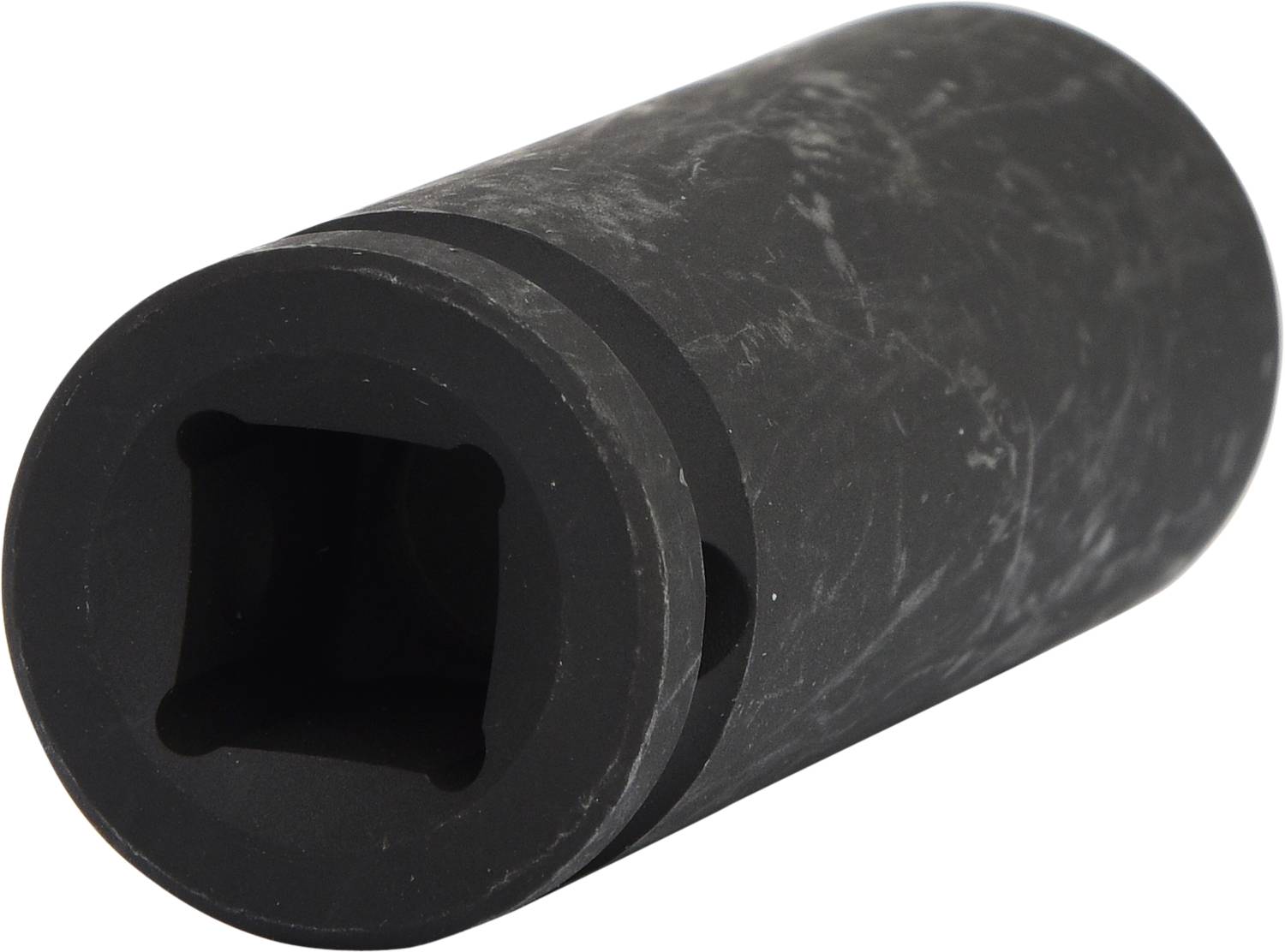Schwarzer, zylindrischer Metallaufsatz mit quadratischem Hohlraum, der bei Werkzeugen zum Festziehen von Schrauben eingesetzt wird.