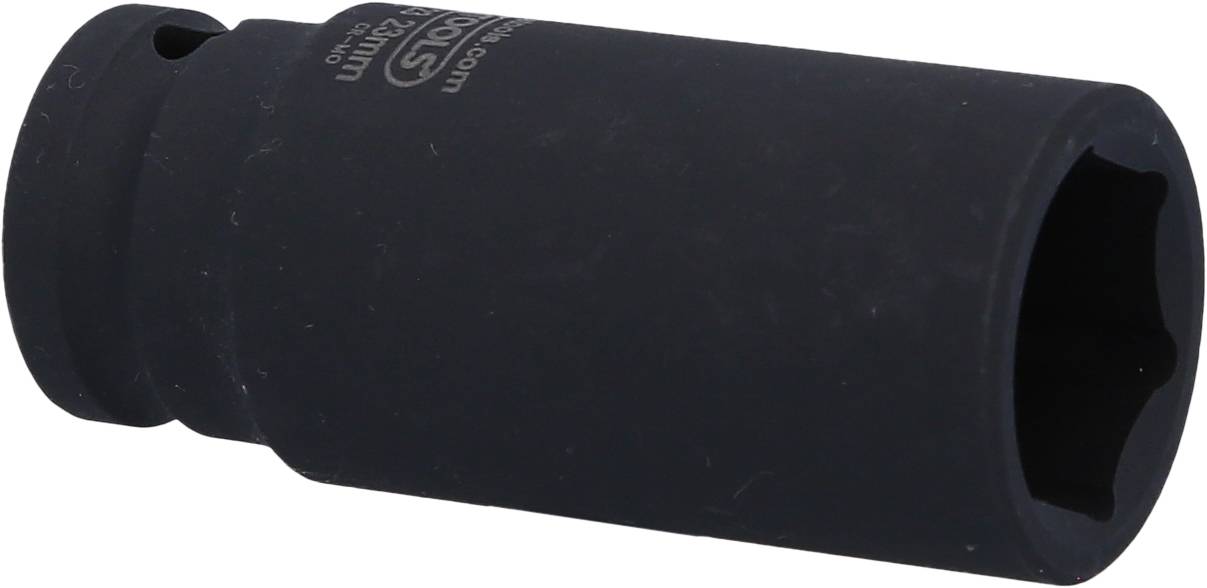 Eine schwarze Stecknuss, zylinderförmig, mit Sechskantöffnung, geeignet für Schrauben und Muttern, liegt auf einem weißen Hintergrund.
