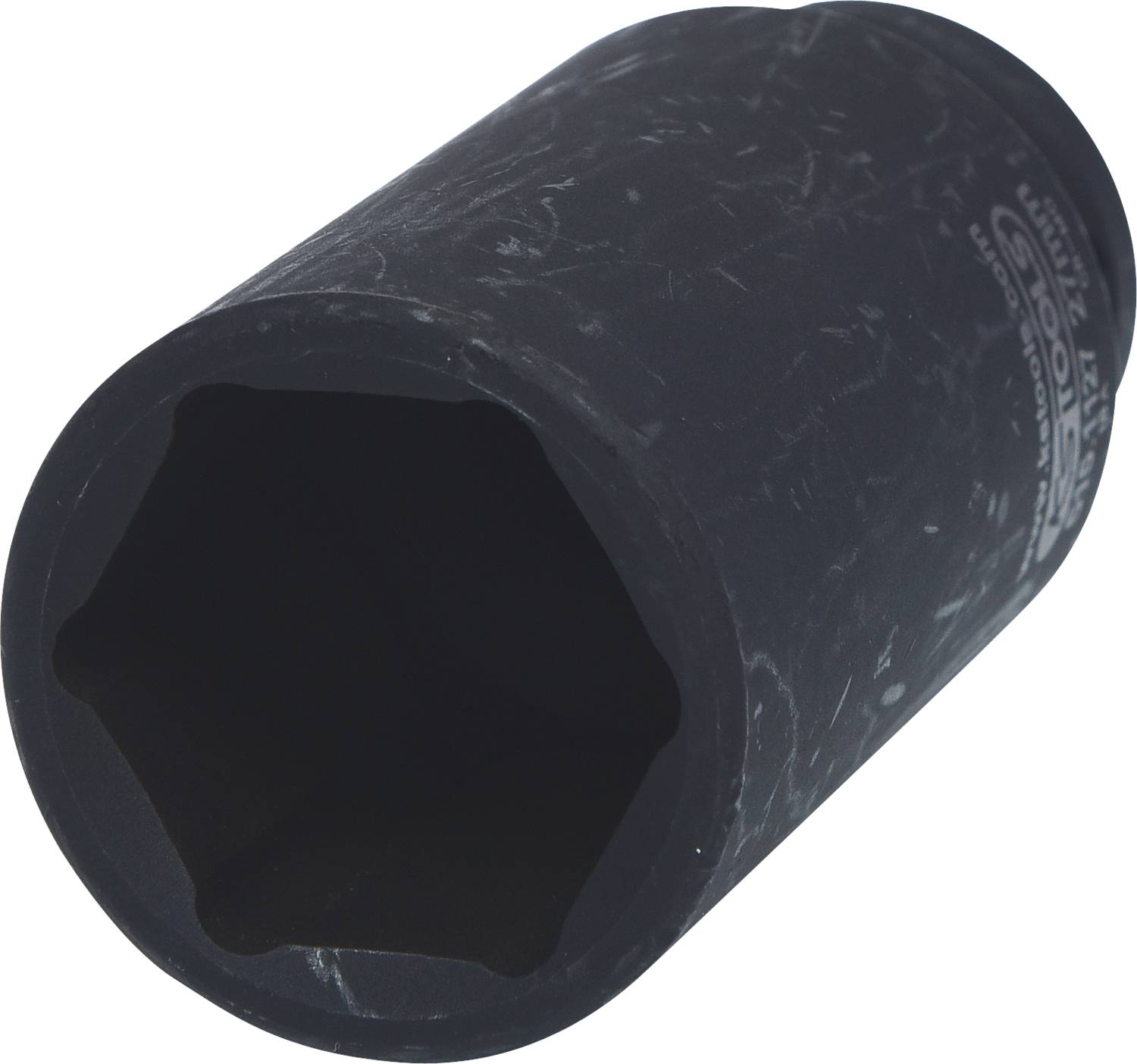 Schwarze sechskantige Stecknuss aus Metall in einem leicht abgewinkelten Winkel, zur Verwendung mit einem Schraubenschlüssel oder Ratsche.