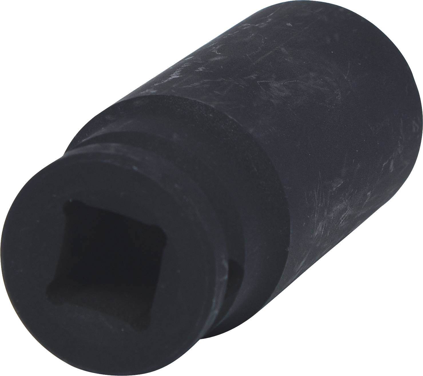 Ein schwarzer Nussaufsatz mit quadratischer Öffnung, leicht schräg dargestellt. Verwendet für Schraubarbeiten in mechanischen Anwendungen.