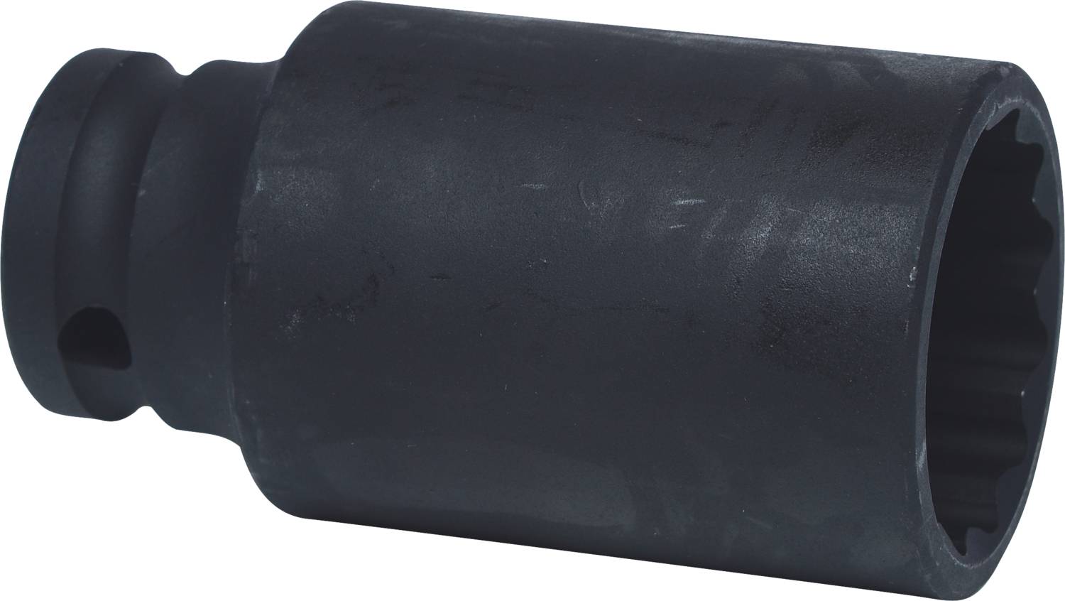 Ein schwarzes, zylindrisches Metallwerkzeug, ähnlich einer Nuss für Steckschlüssel, liegt horizontal vor einem weißen Hintergrund.